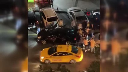 Son dakika haberi... Beyoğlu'nda yol kapatıp halay çeken şahıslar kamerada