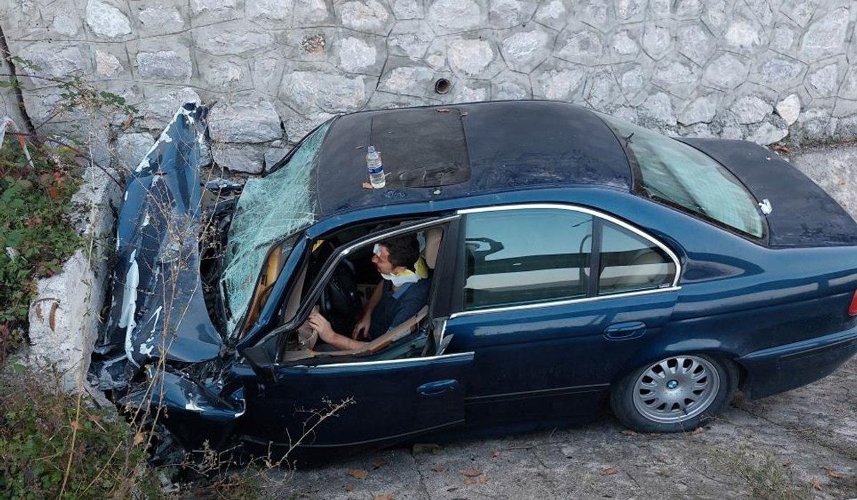 Su kanalına girerek menfeze çarpan otomobilin sürücüsü araçta sıkıştı