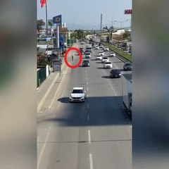 Vızır vızır geçen araçların arasında canını hiçe saydı