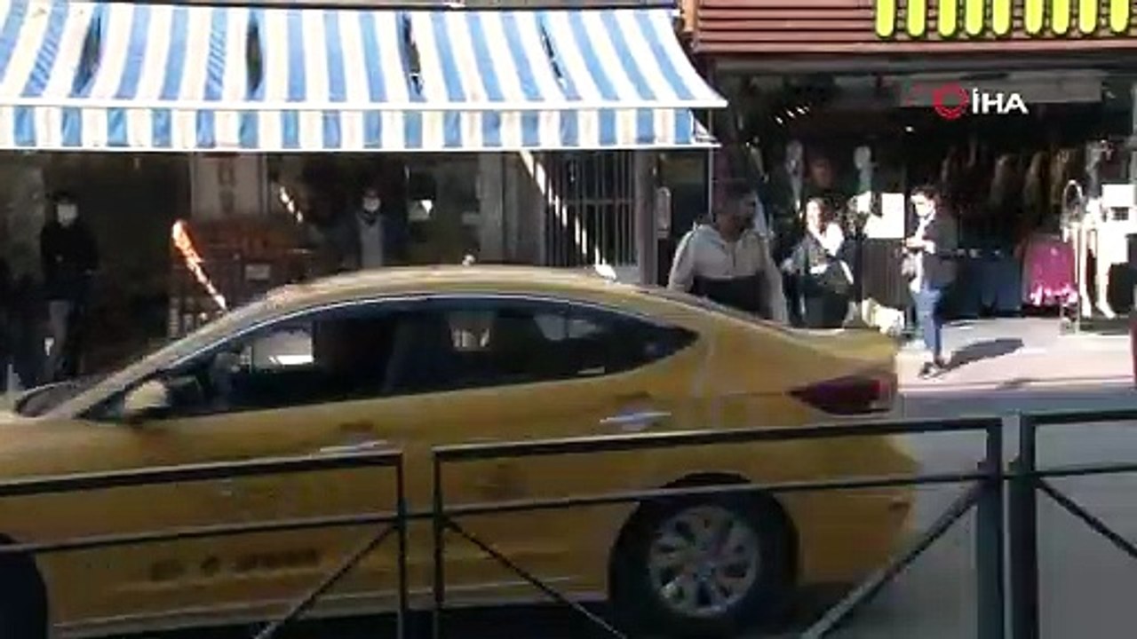 Yol ortasındaki bu caminin yolu yok