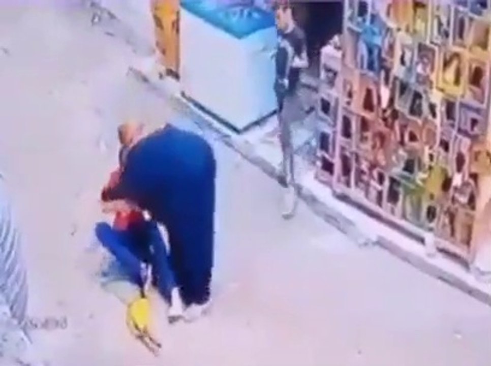ام تنقذ ابنها من صعقة كهربائية و تمسك السلك بدلا منه