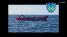 شاهد | سفينة ترفع العلم التركي وعليها 400 مهاجر ترسو قبالة جزيرة يونانية