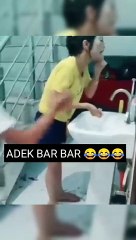 KELAKUAN ADIK SIAPA INI,, BAR BAR