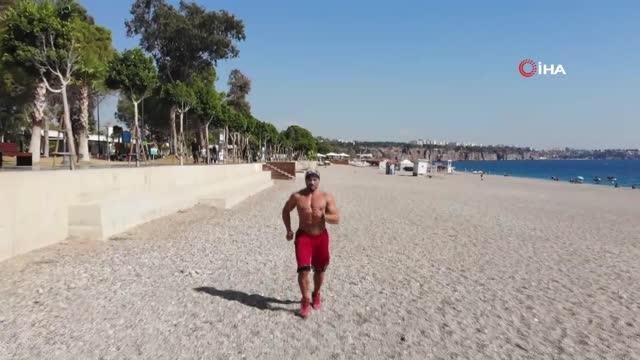 Eşinin önerisiyle spora başlayan uzman doktor, vücut geliştirme sporunda Milli takıma yükseldi