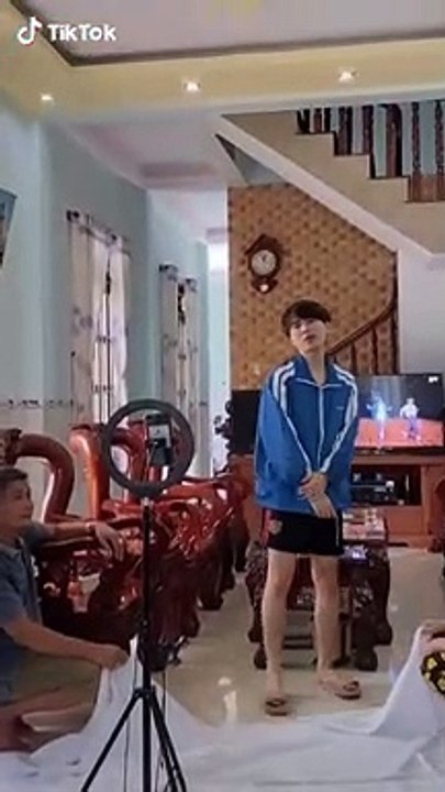 Con đòi làm TikTok, bố mẹ đảm nhận luôn vị trí trợ lý: Xem hậu trường không nhịn được cười