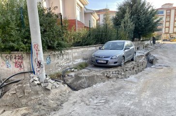 Sahibi yurt dışında olan otomobil, elektrik hattı kazısının yönünü kısmen değiştirdi