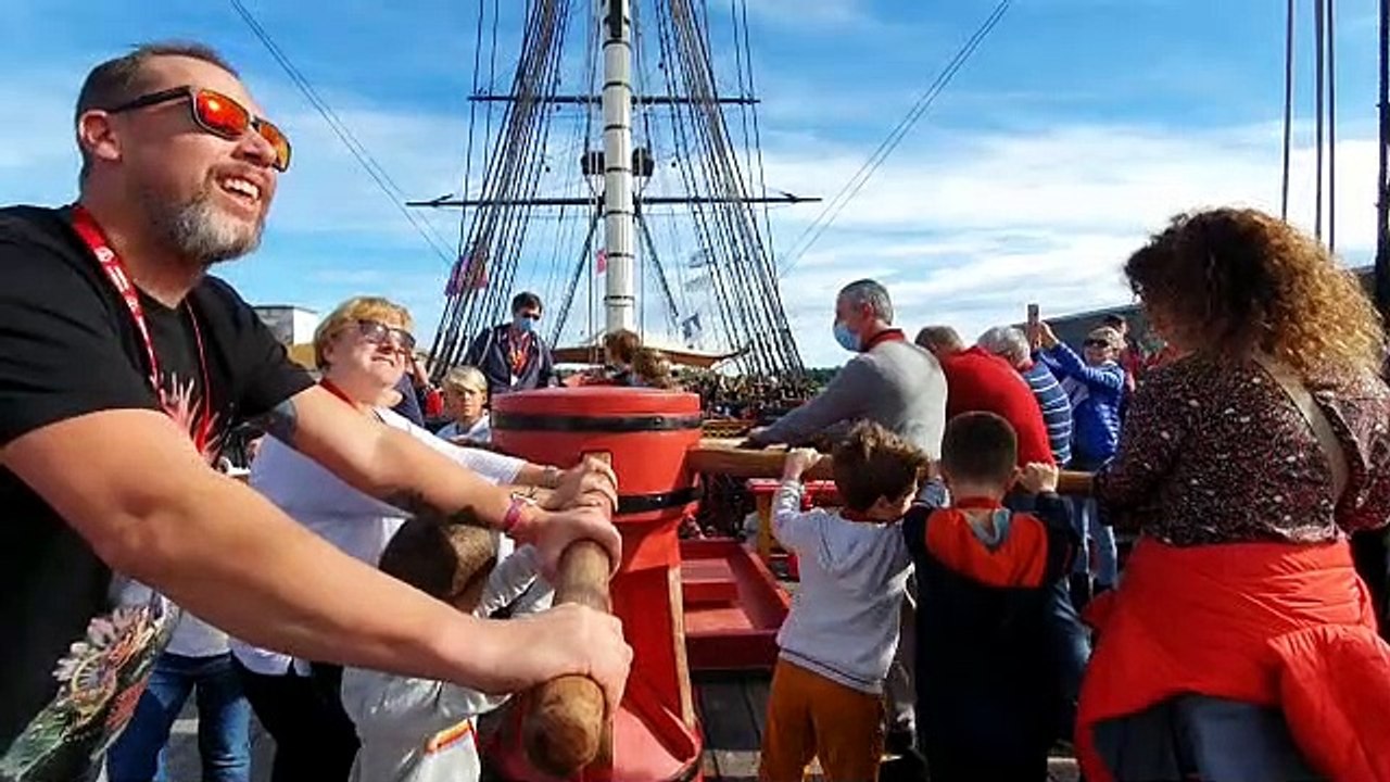 Les visites guidées font participer les visiteurs sur L'Hermione