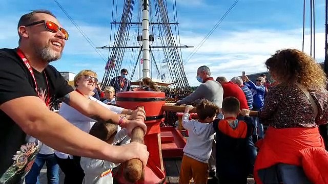 Les visites guidées font participer les visiteurs sur L'Hermione