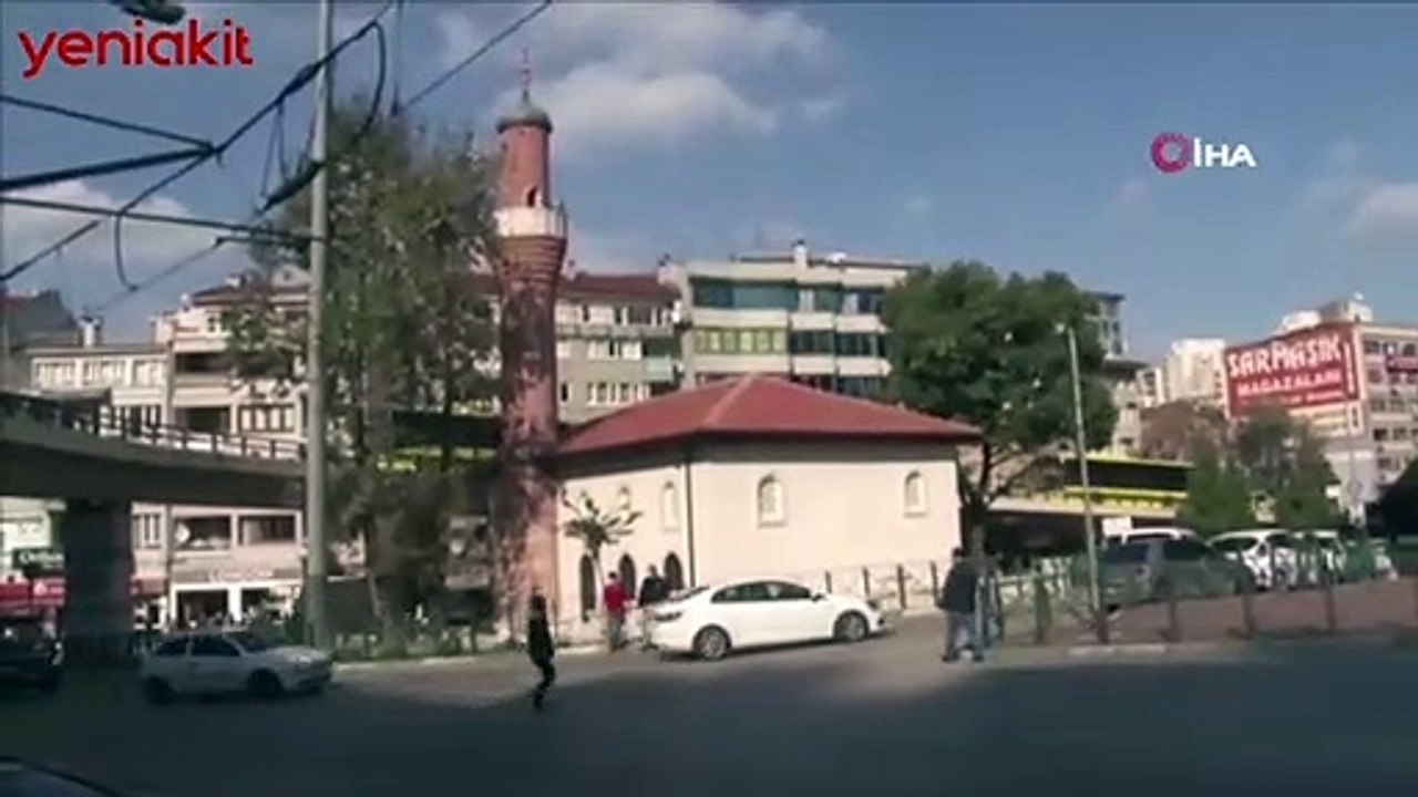 Vatandaşlar gözlerine inanmıyor! Bu caminin yolu yok