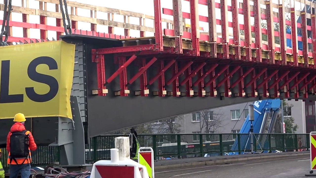 Spektakuläre Einhebung des 180-Tonnen-Ersatztragwerks für die Heiligenstädter Brücke