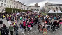 Belçika'da yüzlerce çevreci, Glasgow zirvesi öncesinde iklim değişikliği için yürüdü