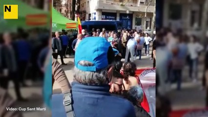 Tensió per una carpa de Vox al Clot.