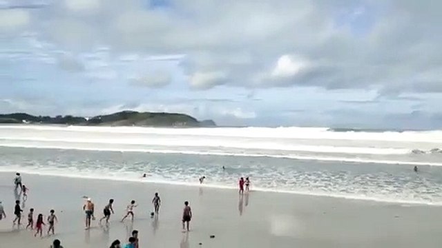 Une vague géante sème la panique sur une plage au brésil