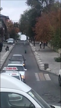 Un pneu de camion dévale une route sans toucher personne... Miraculeux