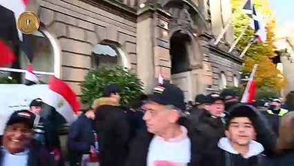 الجالية المصرية بلندن تستقبل الرئيس السيسى بالأعلام والهتافات