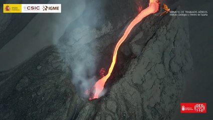 Lava spills down the side of the Cumbre Vieja