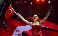 Osmaniye'de Funda Arar ile Turgay Başyayla 29 Ekim Cumhuriyet Bayramı kutlamaları kapsamında konser verdi