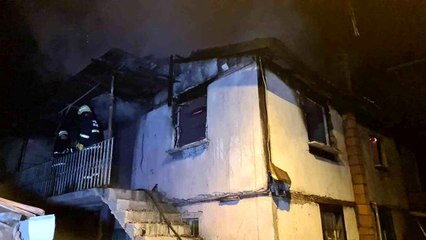 Karabük'te iki katlı ev yanarak kullanılamaz hale geldi