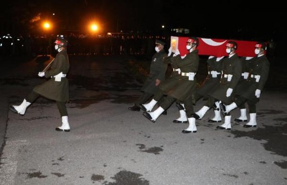 Son dakika... HAKURK BÖLGESİNDEKİ ÇATIŞMADA ŞEHİT OLAN ASKER İÇİN HAKKARİ'DE TÖREN DÜZENLENDİ