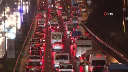 İstanbul'da haftanın ilk iş gününde yağmurla birlikte trafik yüzde 55'i vurdu