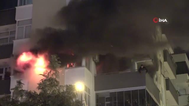 Sinir krizi geçiren genç oturduğu evi ateşe verdi, balkona çıkıp sigara içti