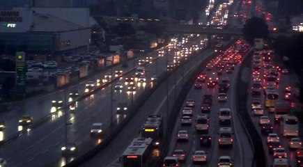 İstanbul'da yağmur yağdı, trafik yoğunluğu yüzde 63 oldu