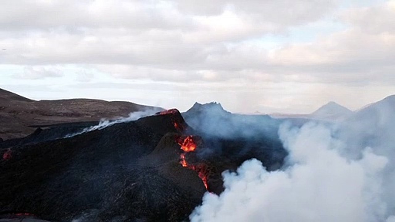 Penampakan Gunung Yang Mengeluarkan Larva Dan Kabut Asap - Penomena Langka
