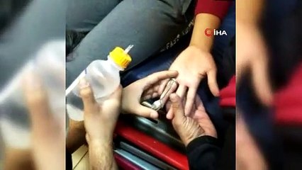 Parmağına sıkışan madeni paradan yaptığı yüzüğü itfaiye çıkarttı