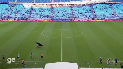 Gremio kaybetti, stadyum savaş alanına döndü: Taraftar VAR kabinini yıkıp tekmeledi!