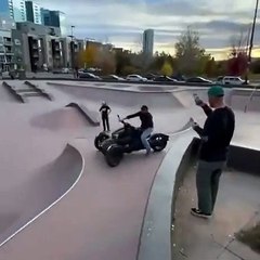 Il perd le contrôle de son tricycle dans un skate park !