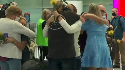 Emotion dans les aéroports australiens après la réouverture des frontières