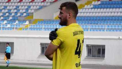 Yere çöküp maçı durdurdu! Sakatlandı sanılan kaleciyi arı sokmuş