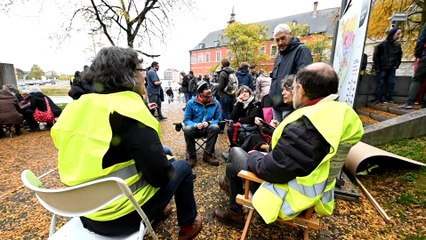 Extinction Rebellion et les Gilets jaunes ont siégé devant le Parlement wallon à Namur