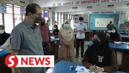 Dr Mah impressed with inoculation rates of students and teachers in Melaka