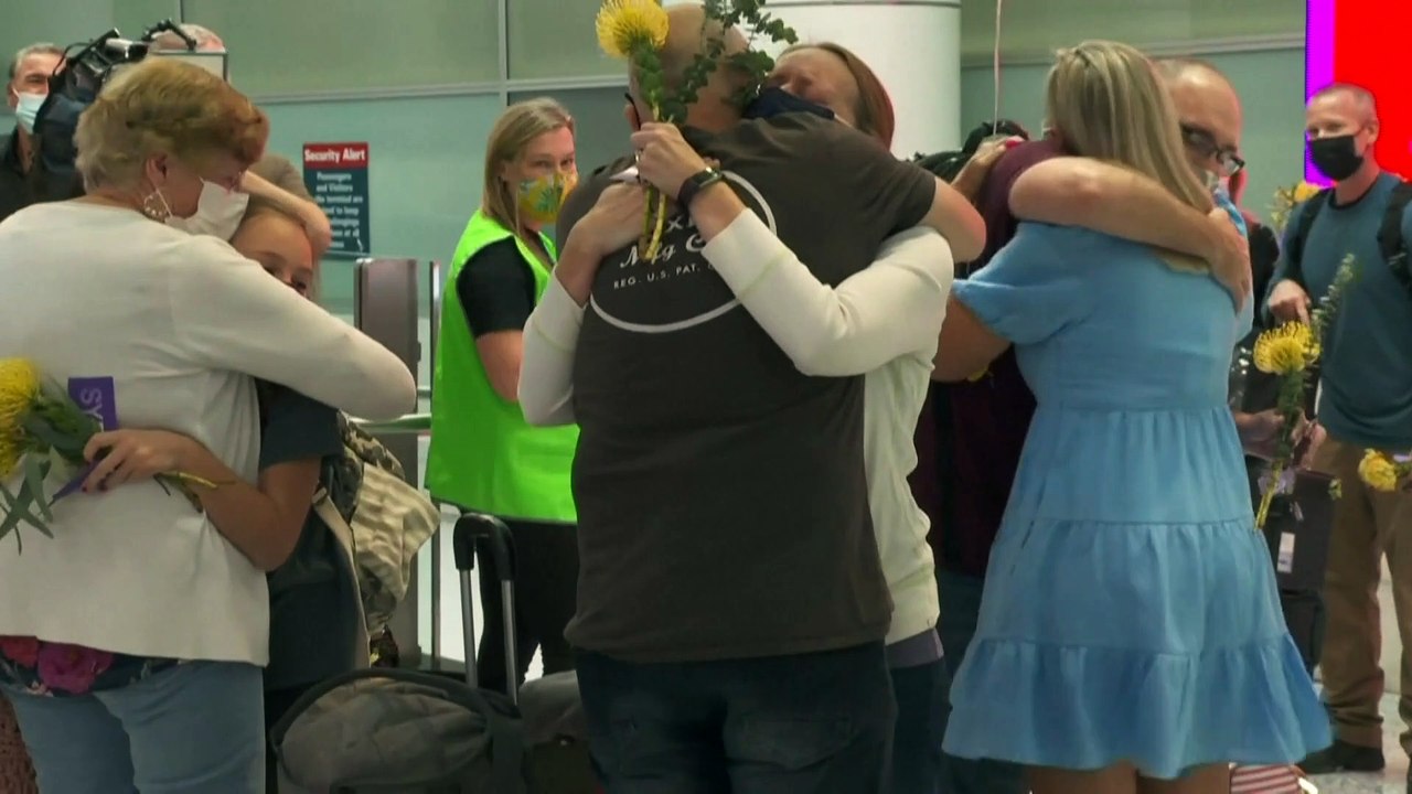Große Gefühle in Sydney: Geimpfte Australier dürfen wieder heimfliegen