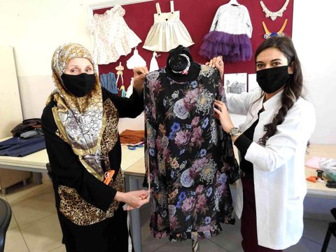 Son dakika haberleri | Kadınlar elbiselerini hem ucuza mal ediyor, hem de gelir sağlıyor