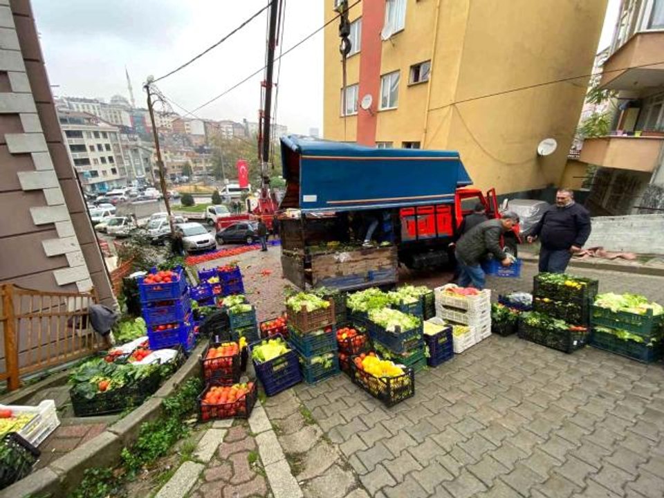 Kağıthane'de kamyonet aracın üzerine devrildi: Sürücü ve arkadaşı domatesleri ayıkladı