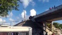 Caminhão tomba em viaduto e carga atinge ônibus que passava embaixo