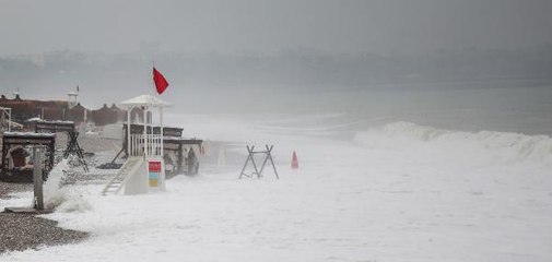 ANTALYA'DA 'KUVVETLİ YAĞIŞ' OLMADI; DALGALARI SEYRETTİLER