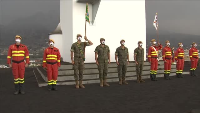 La UME realiza una ofrenda floral en homenaje a los muertos de La Palma