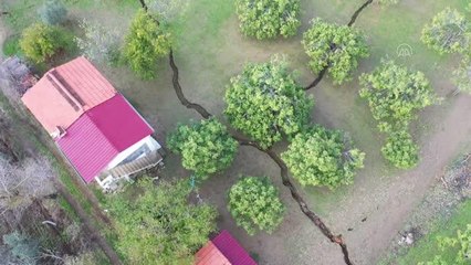 Valilik bünyesindeki komisyon, tarım arazilerindeki yarıkları inceledi