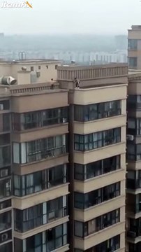 Des gamins russes font du Parkour au sommet d'un immeuble... vertigineux