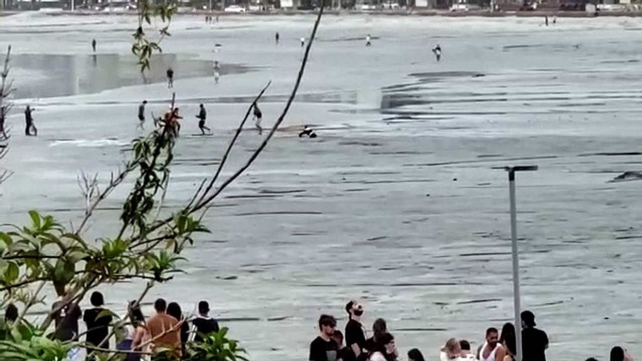 Homem perde tênis após ficar “atolado” na área de alargamento da Praia Central em BC