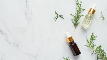 Rawat Rambut Keritingmu dengan 5 Minyak Esensial Ini