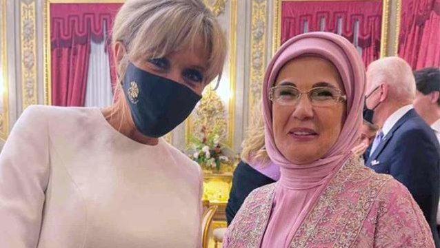 Türkiye-Fransa arasında first lady diplomasisi! Emine Erdoğan'la Macron'un eşinin yakın teması dikkat çekti