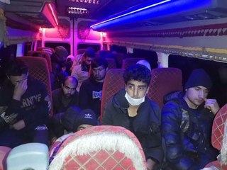 Son dakika haberi... BİTLİS'TE, 6 ARAÇTA 64 KAÇAK GÖÇMEN YAKALANDI: 6 ORGANİZATÖR GÖZALTINDA