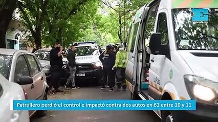 Patrullero perdió el control e impactó contra dos autos en 61 entre 10 y 11