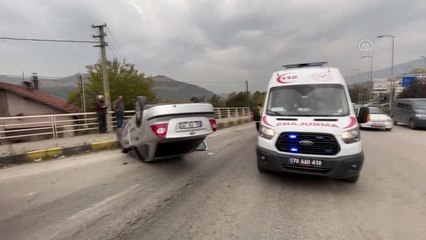 Otobüs ile çarpışarak devrilen otomobilin sürücüsü yaralandı