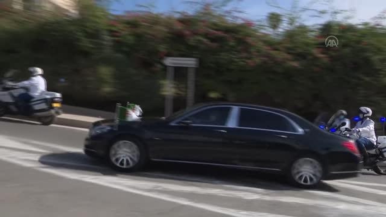 Son dakika: Cezayir Cumhurbaşkanı Tebbun, Şehitler Anıtı'nı ziyaret ederek çelenk bıraktı