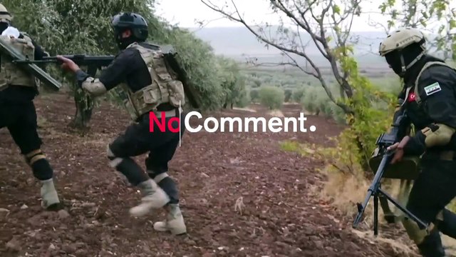 Des rebelles syriens soutenus par la Turquie s'exercent au combat à Afrine